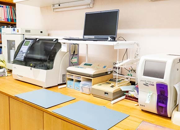 自動血球計数機（シスメックス）血液化学検査機器（ドライケム）レーザーCRP測定器（アローズ）